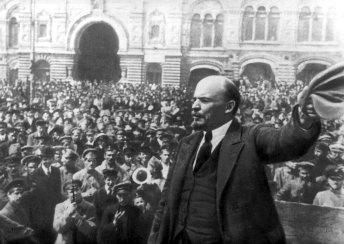 Lenin în faţa muncitorilor şi soldaţilor FOTO britannica.com