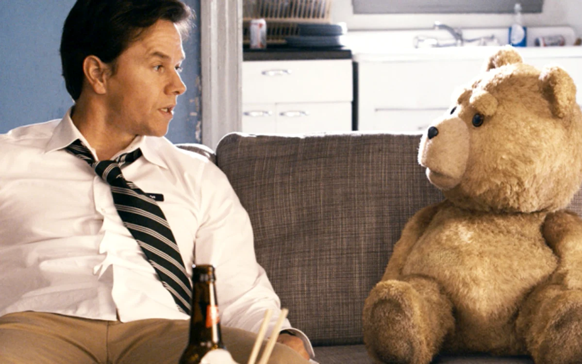 John (Mark Wahlberg) şi Ted (Seth Macfarlane – voce) – FOTO:
tedisreal.com