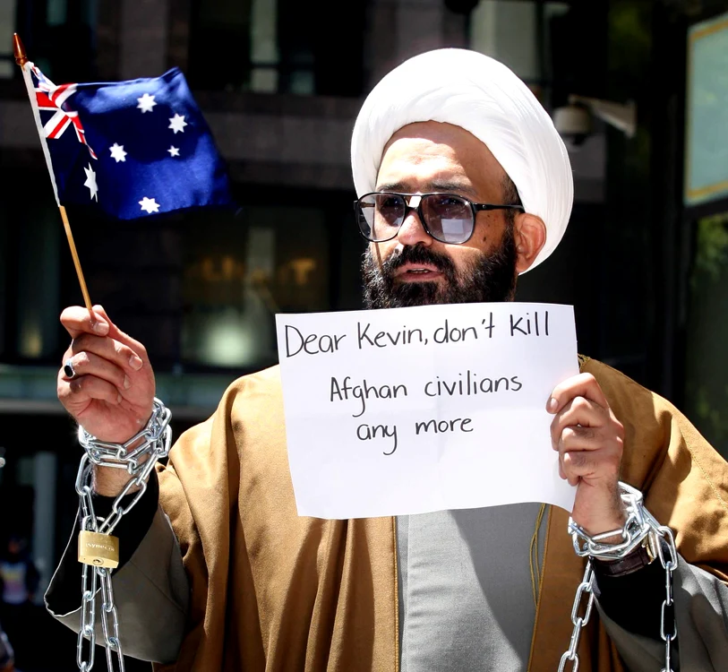 
    Monis, cunoscut si sub numele de Sheikh Haron, a luat 40 de oameni ostateci, într-o cafenea din Sydney. Două dintre persoane au murit în timpul operaţiunilor de salvareFoto: REX  