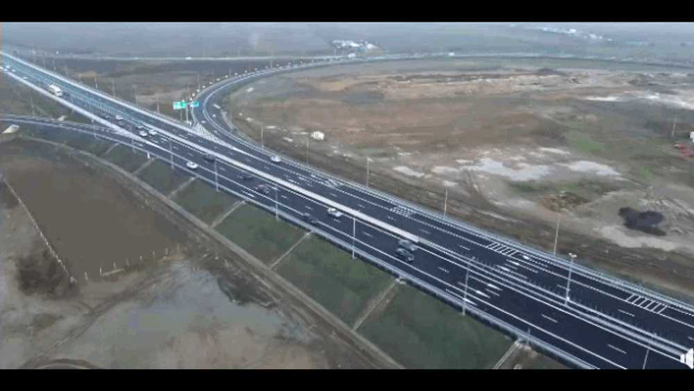 Cum arată din dronă lotul autostrăzii A7 care s-a deschis azi complet traficului, lângă Buzău