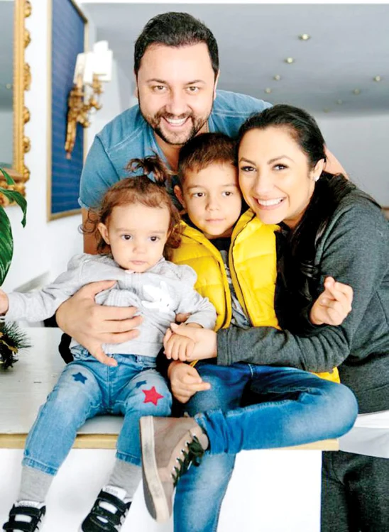 Alături de Andra  şi de copiii lor 
