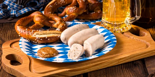 Cârnați bavarezi cu covrig, muștar dulce și bere shutterstock 476862259 jpg