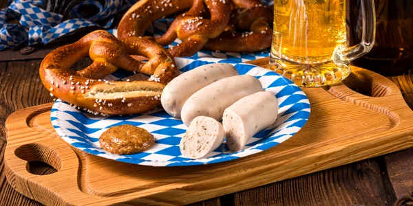 Cârnați bavarezi cu covrig, muștar dulce și bere shutterstock 476862259 jpg