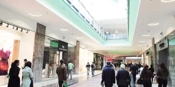 Oameni la cumparaturi intr-un centru comercial