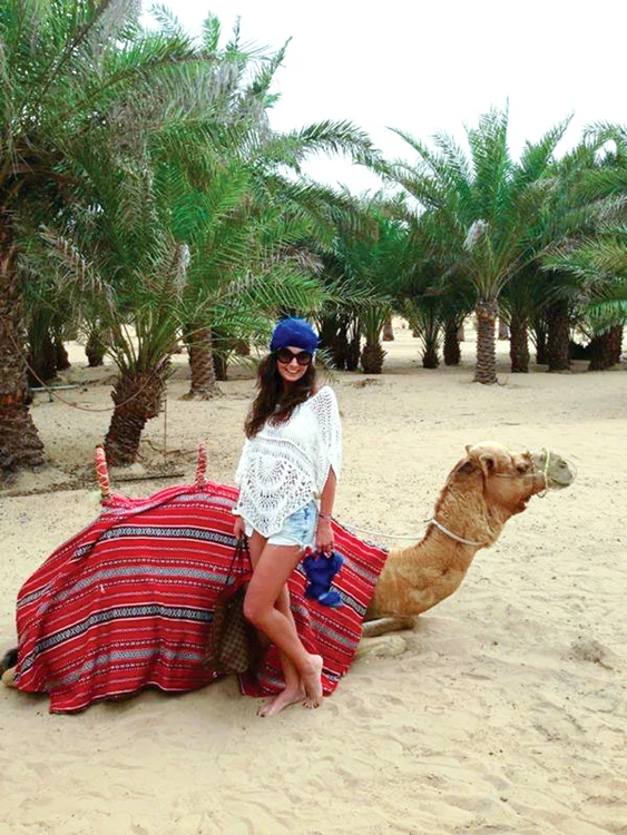 Bruneta este  îndrăgostită  de Dubai