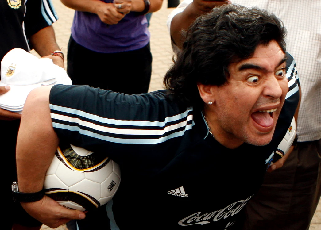 
    Pretoria: Maradona le arată copiilor cum se ”concentra” pe teren (Foto: Reuters)  