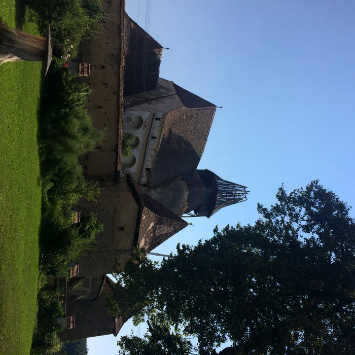 Turnul bisericii din Roadeș s-a prăbușit parțial pe 14 februarie 2016
