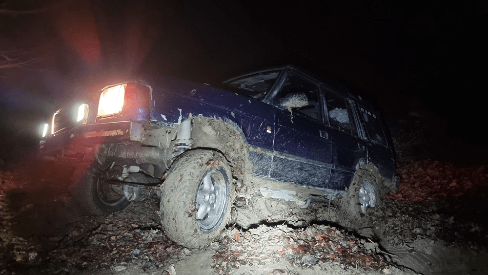 Pericol de moarte din cauza GPS-ului. Mașina unor bătrâni, înnămolită în pădure. Salvatorii au rămas blocați și ei VIDEO