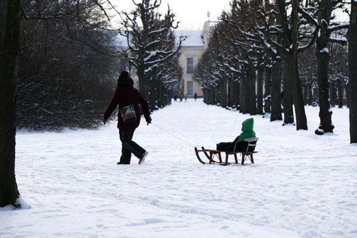Berlin, Germania. Germanii au ieşit cu săniile în parcul din faţa Palatului Charlottenburg
