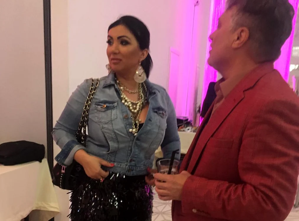Adriana Bahmuţeanu a fost prezentă la ziua de naştere a Oanei Roman, încercând să ascundă faptul că decizia judecătorilor a supărat-o