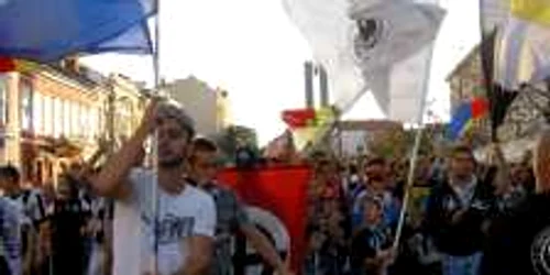 Înarmaţi cu fulare, bannere, steaguri, suporterii au protestat faţă de modul cum Anamaria Prodan conduce clubul