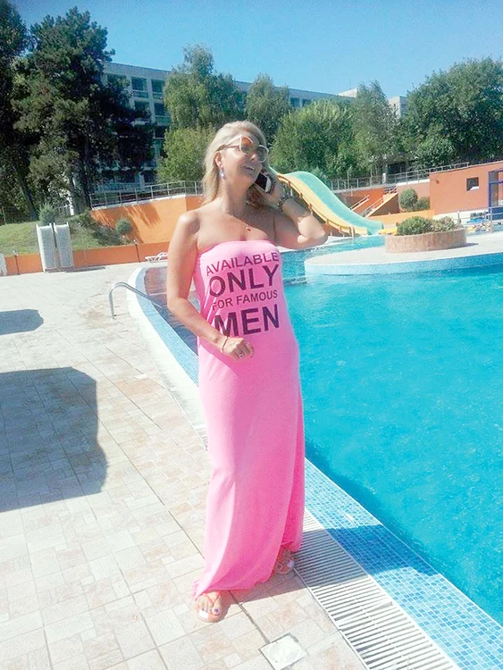 
    Iuliana poartă  rochițe cu mesaje  de amor la adresa  iubitului ei,  Adrian Enache  