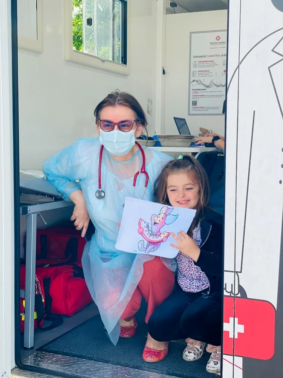 Servicii medicale gratuite pentru copii prin caravana Regina Maria FOTO Facebook/Teach for Romania