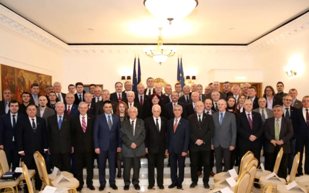 Mircea Druc, în primul rând, la fotografia de familie realizată cu ocazia unei reuniuni a Clubului Militar Român de Reflecţie Euroatlantică, fiind încadrat de compatrioţii Ion Costaş şi Vitalie Marinuţă, care au fost, în etape diferite, în fruntea Ministerului Apărării al Republicii Moldova.