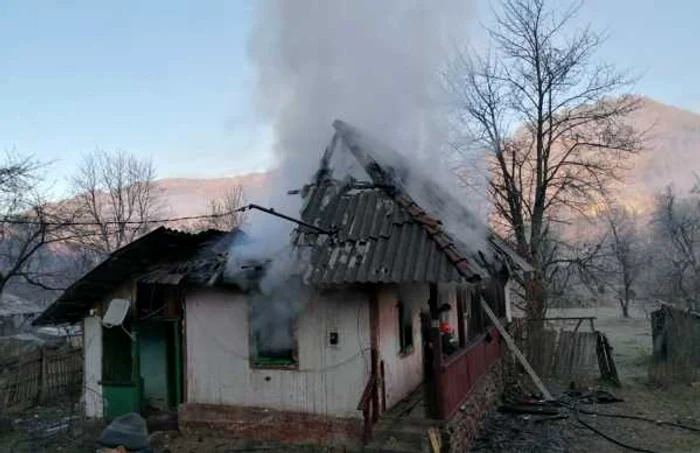 Trupul unui bărbat de 72 de ani din Brezoi - Vâlcea găsit carbonizat printre resturile unei case incendiate Foto Adevărul