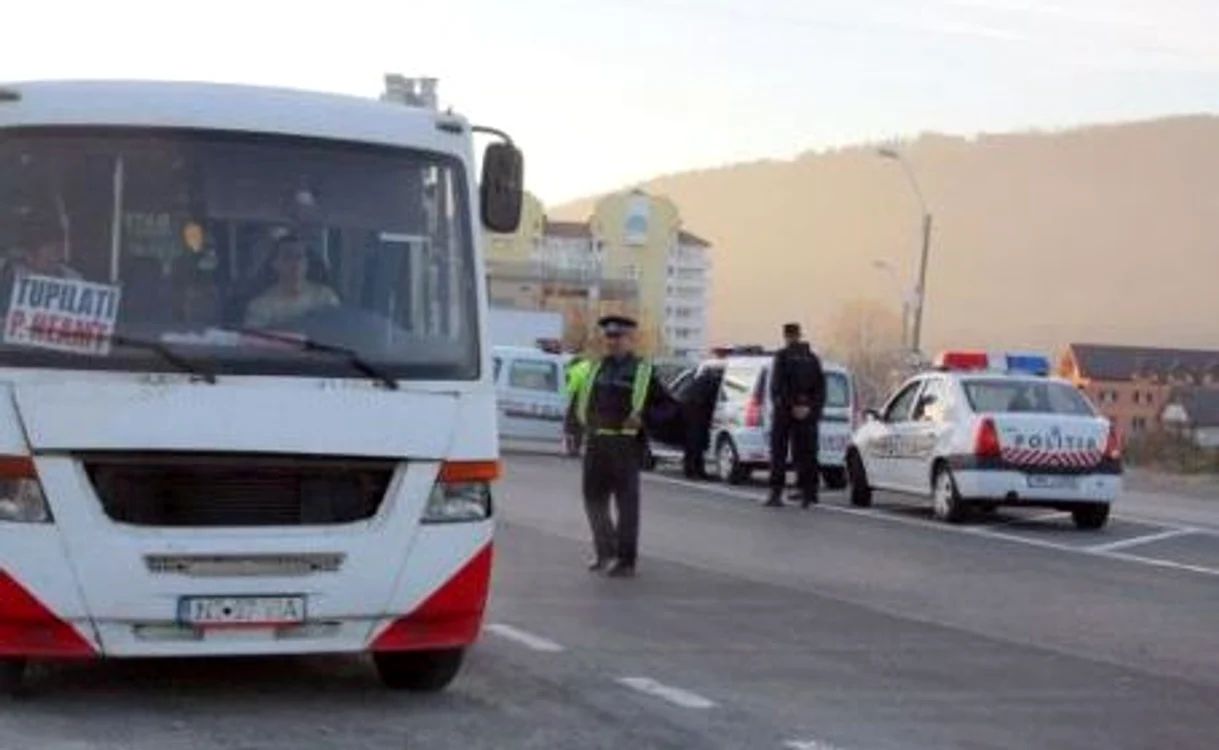 
    Maşinile care ies din oraş sunt verificate de poliţişti şi jandarmi  