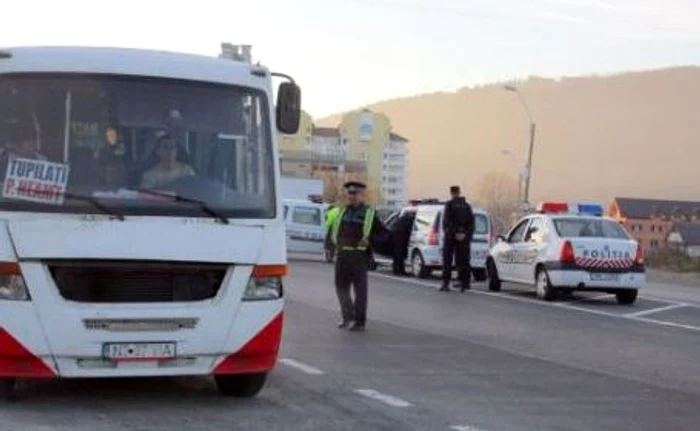 
    Maşinile care ies din oraş sunt verificate de poliţişti şi jandarmi  