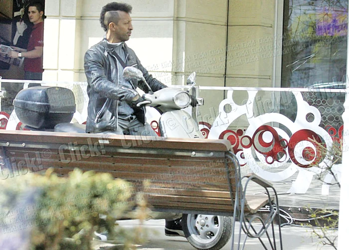 Cântăreţul se plimbă agale pe lângă cafenele...