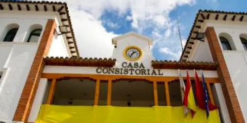 Primăria din Pinto a dat tonul acţiunii "Galben la balcon pentru Contador" sursa: sermadridsur.com