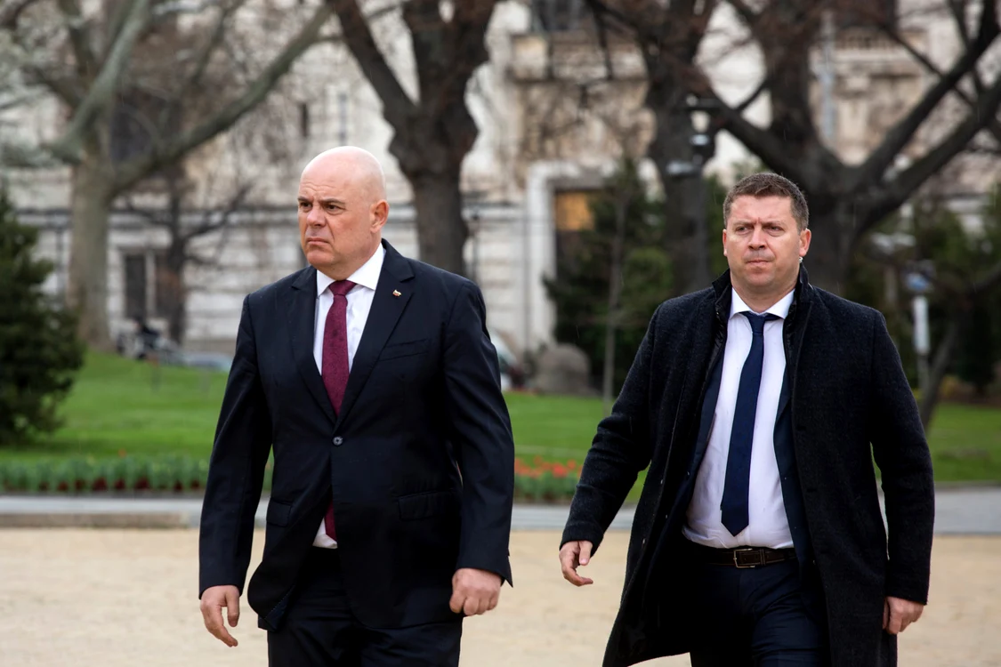 Ivan Gheșev(stânga), procurorul general al Bulgariei FOTO Profimedia