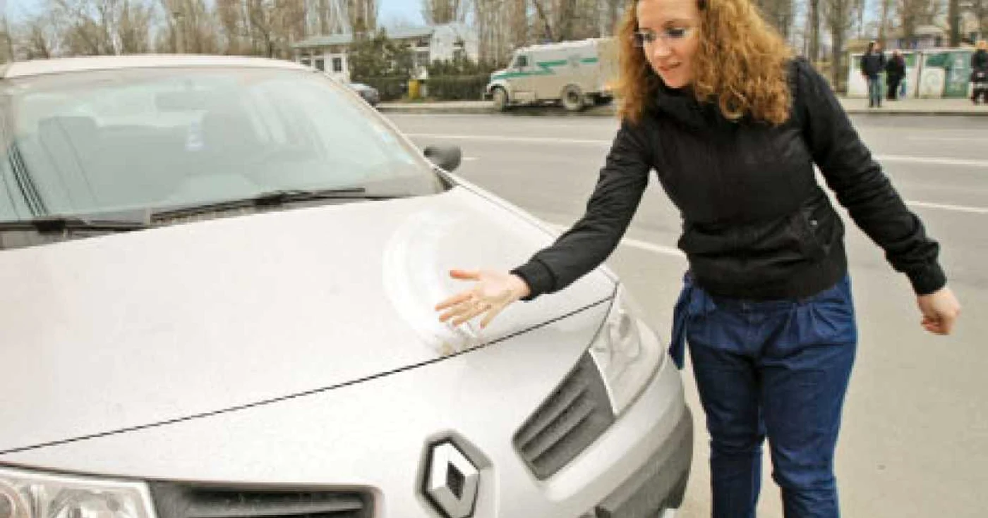 Constănţenii au fost uimiţi când şi-au văzut maşinile acoperite de un praf ruginiu