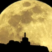 Luna plină se vede peste Muntele Pico Sacro în afara oraşului Santiago de Compostela Spania EPA-EFE / Lavandeira Jr