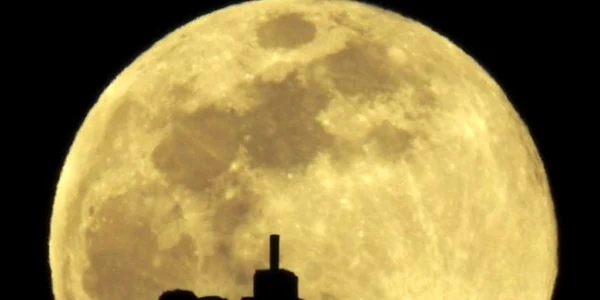 Luna plină se vede peste Muntele Pico Sacro în afara oraşului Santiago de Compostela Spania EPA-EFE / Lavandeira Jr 