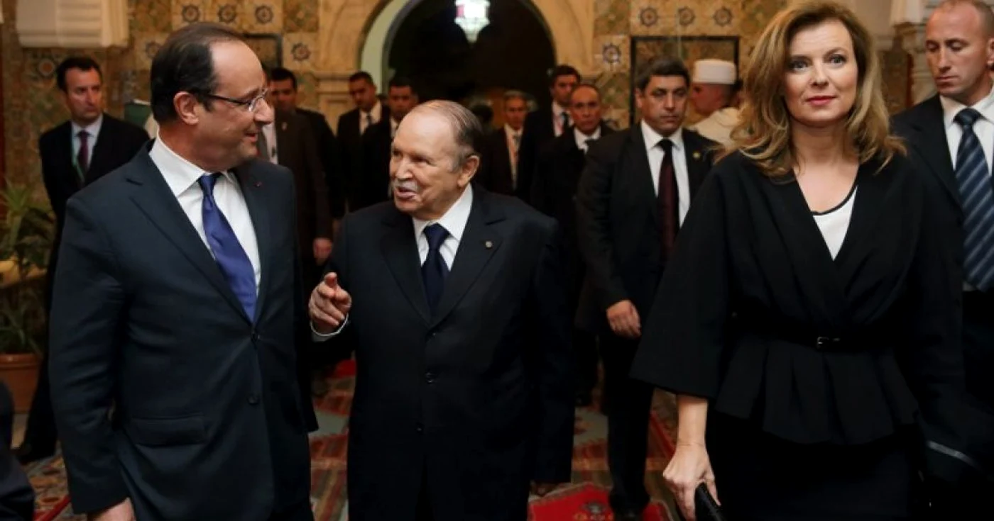 Preşedintele francez, Francois Hollande, alături de omologul său algerian, Abdelaziz Boutefilka şi prima doamnă a Franţei,Valerie Trierweiler FOTO AFP