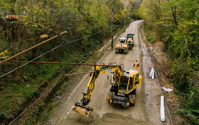 Lucrări la calea ferată Simeria Petroșani. Foto Daniel Guță. ADEVĂRUL