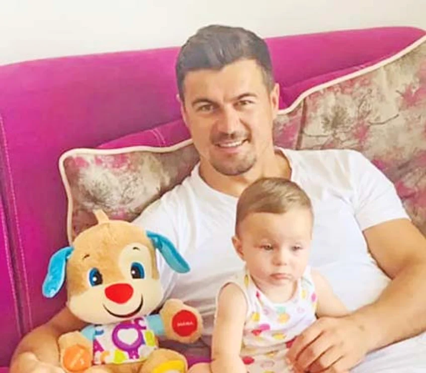 Eva este bucățică ruptă din tatăl său, Adrian Alexandrov