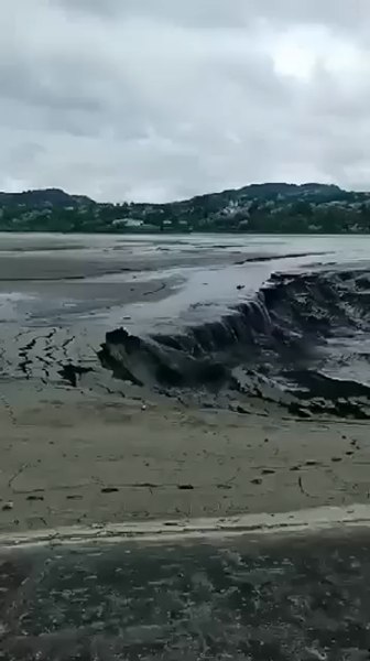 Dezastru ecologic în Dâmbovița. Ialomița, dar și alte canale de irigare, au fost secate după decolmatarea barajului Pucioasa VIDEO