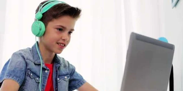 copil gaming foto shutterstock