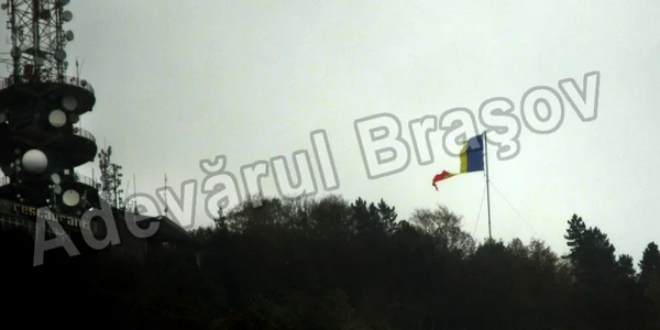 Steagul de pe Tâmpa a ajuns să arate ca o cârpă. FOTO: Bogdan Crăciun