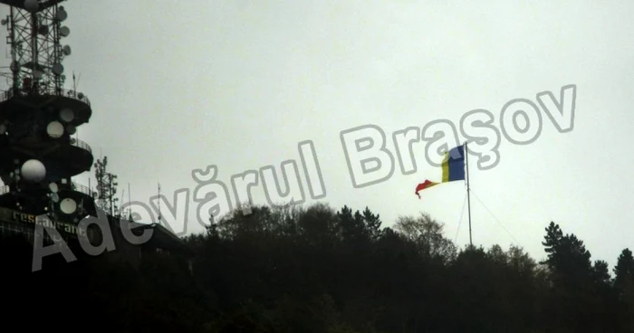 Steagul de pe Tâmpa a ajuns să arate ca o cârpă. FOTO: Bogdan Crăciun