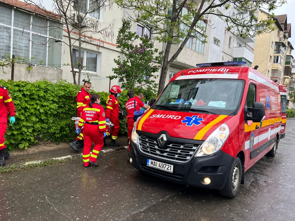 Pompierii au ajuns după ce tânărul a căzut de la etajul 4. FOTO: Arhivă