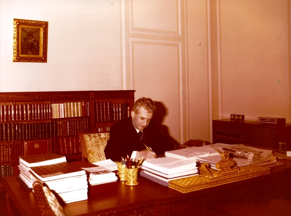 Pe biroul lui Nicolae Ceauşescu din sediul Comitetului Central se aflau un suport şi o trusă care păreau din aur masiv FOTO FOTOTECA ONLINE A COMUNISMULUI