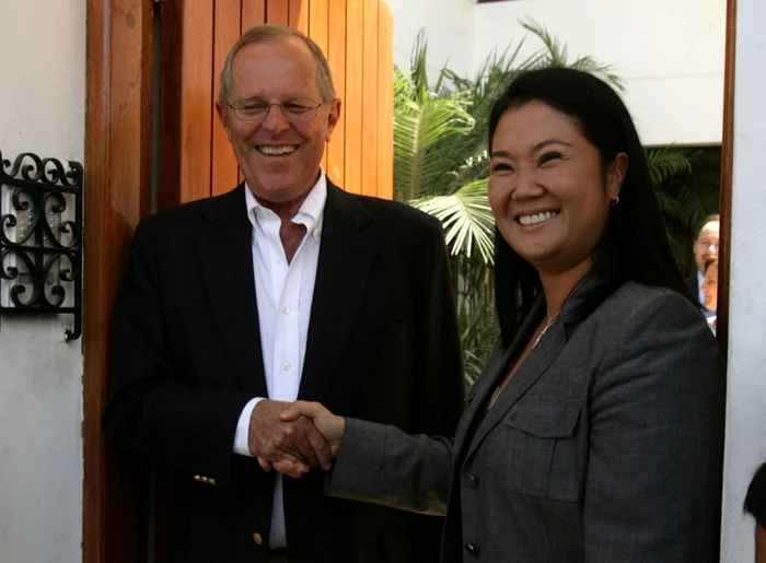 Una dintre rarele strângeri de mână între Pedro Pablo Kuczynski şi Keiko Fujimori FOTO andina.com.pe