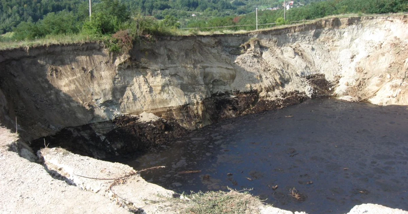 Craterul format în Câmpul I 