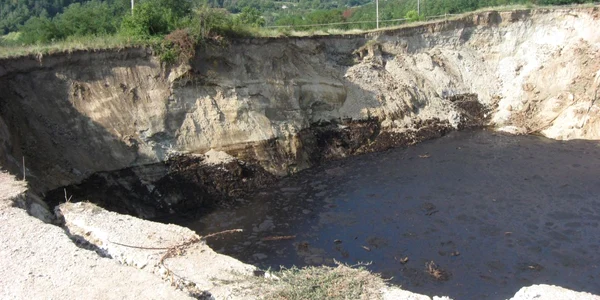 Craterul format în Câmpul I 