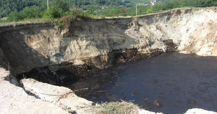 Craterul format în Câmpul I 