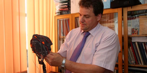 Profesorul Marian Poboroniuc explică cum funcţionează interfaţa creier-calculator