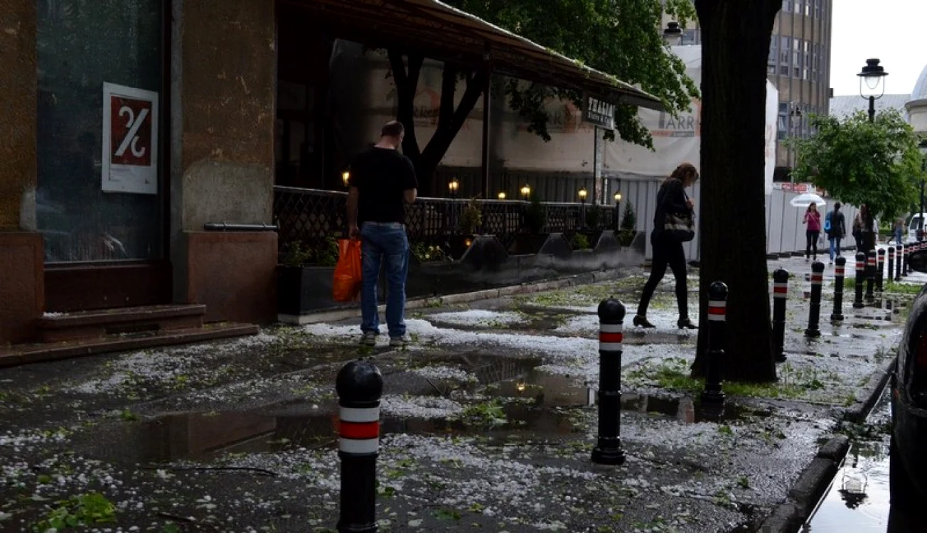 Grindina, de mărimea unui ou de găină, a lovit oraşul Satu Mare, în câteva minute toate străzile fiind
acoperite de gheaţă.FOTO . portalsm.ro