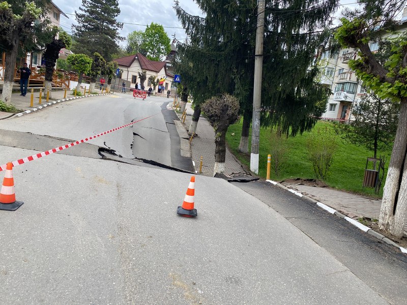 Zeci de persoane au fost evacuate în Slănic Prahova, după ce pe o stradă s-a format un crater de 2 metri FOTO