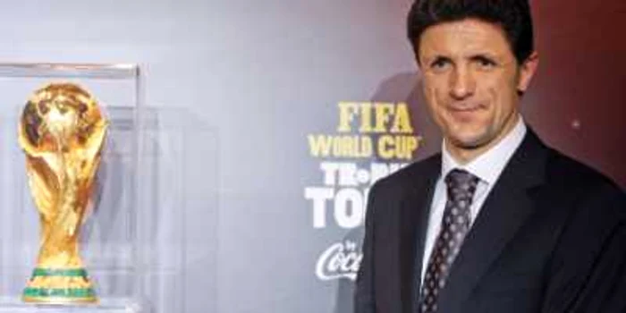 Gică Popescu a fost onorat să prezinte trofeul la Bucureşti