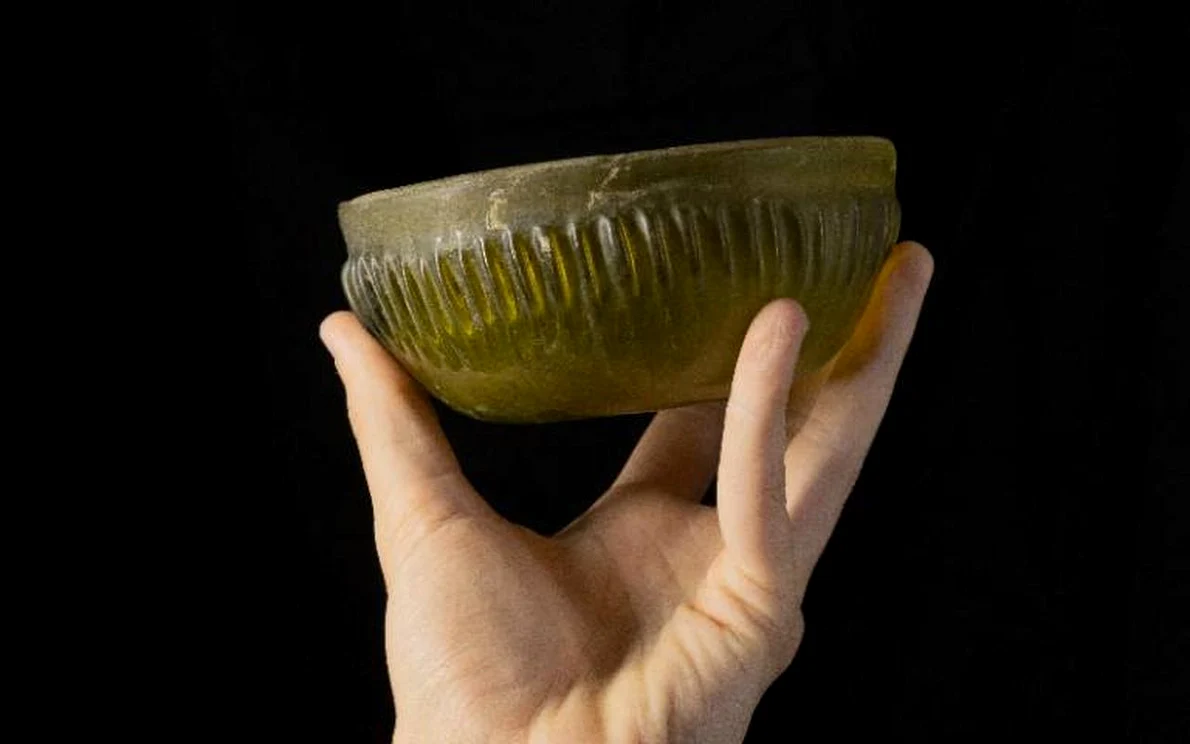 Bolul din sticlă realizat prin tehnica pillar-moulded, unul dintre cele mai vechi vase de sticlă ajunse în Britannia (© University College London)