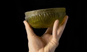 Bolul din sticlă realizat prin tehnica pillar-moulded, unul dintre cele mai vechi vase de sticlă ajunse în Britannia (© University College London)