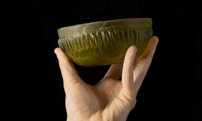 Bolul din sticlă realizat prin tehnica pillar-moulded, unul dintre cele mai vechi vase de sticlă ajunse în Britannia (© University College London)
