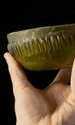 Bolul din sticlă realizat prin tehnica pillar-moulded, unul dintre cele mai vechi vase de sticlă ajunse în Britannia (© University College London)