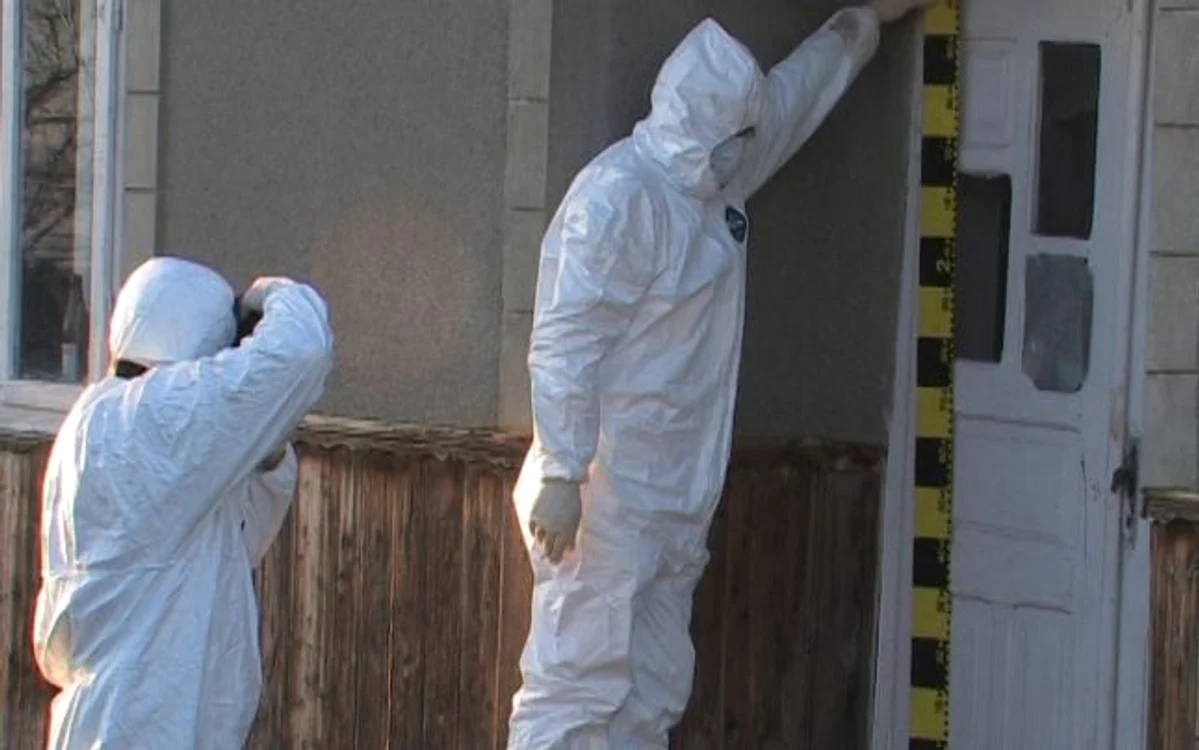 
    Trupul neînsufleţit al bătrânului a fost dus la Institutul de Medicină Legală pentru necropsieFOTO: botosaninews  