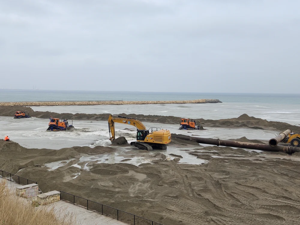 Lucrările de lărgire a plajelor au fost reluate pe litoralul românesc.